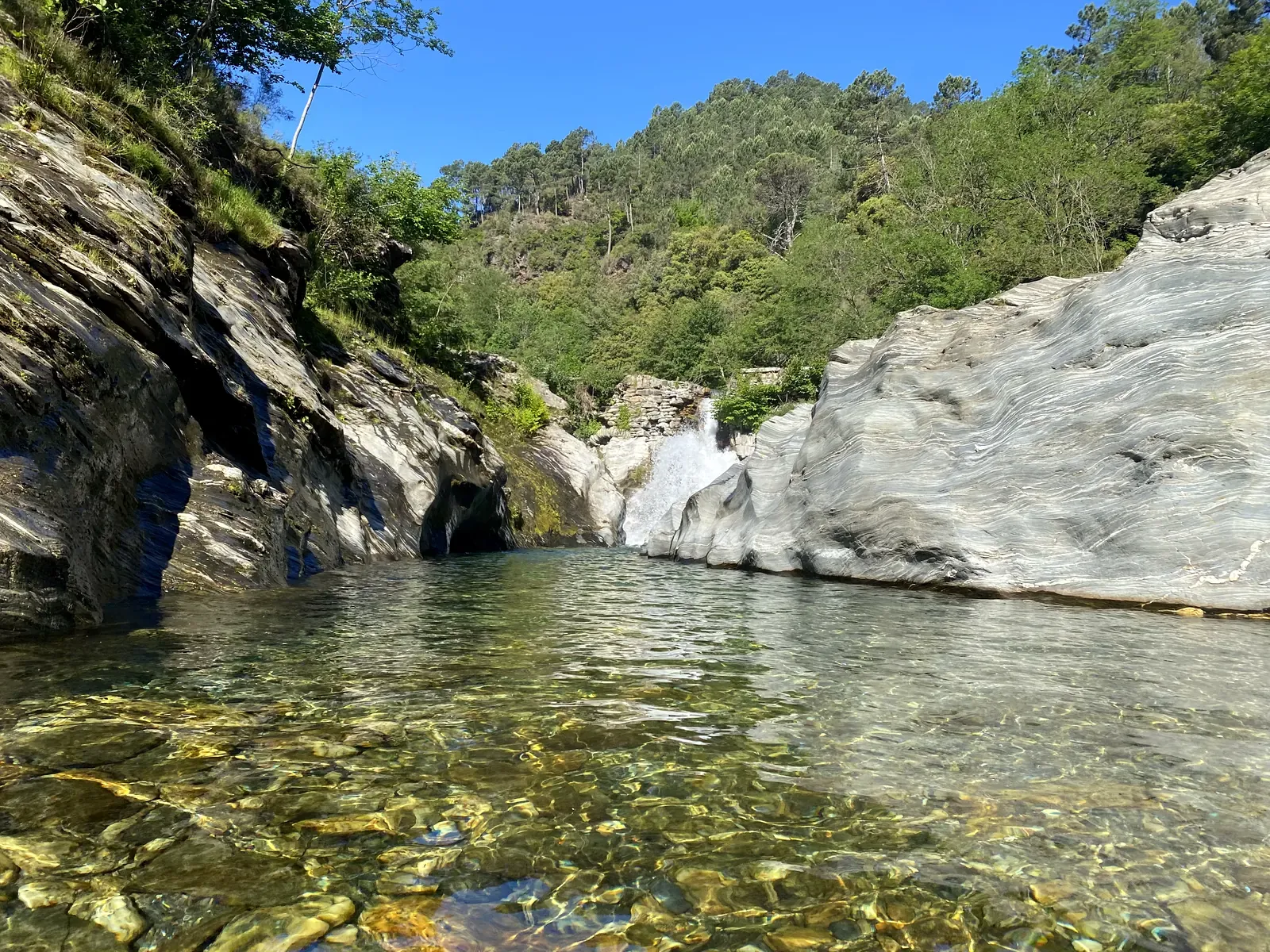 Cascade et vasques cristallines du Gardon dans un canyon préservé des Cévennes
