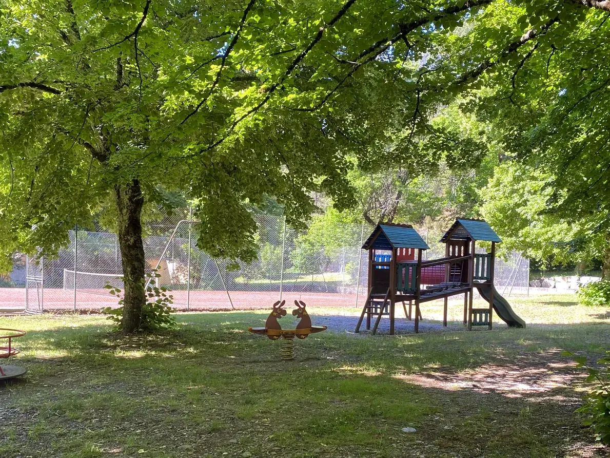 Aire de jeux pour enfants ombragée au camping