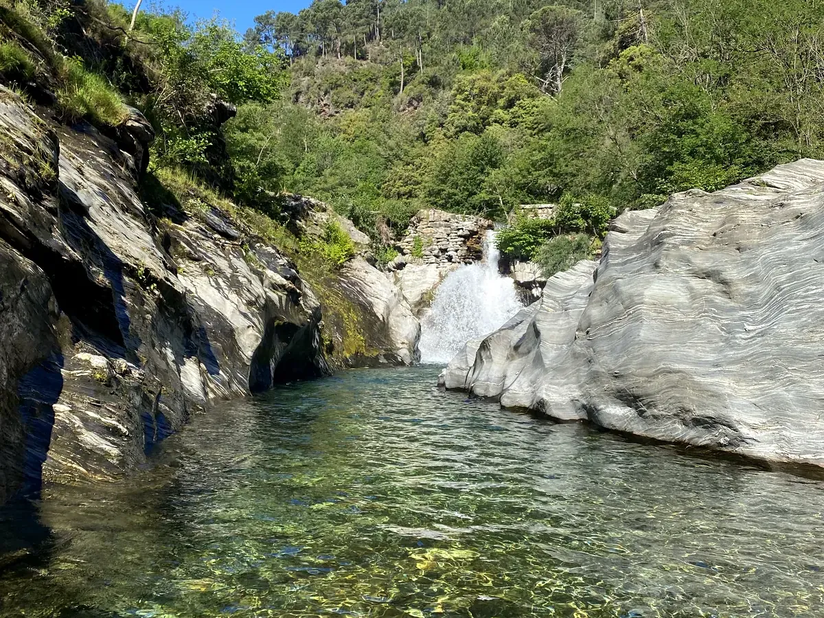 Vasque turquoise du Gardon entre les dalles rocheuses