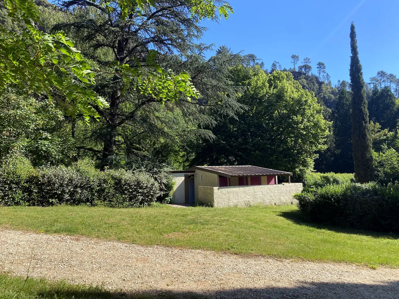 Bloc sanitaire du camping dans un cadre verdoyant