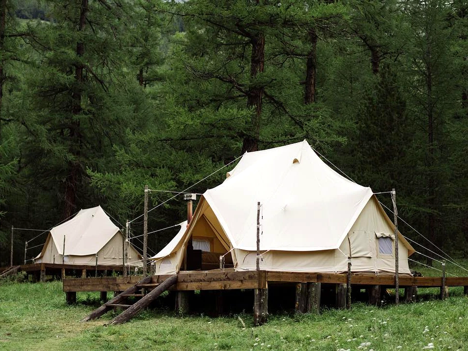 Refuge Tribu, tente aménagée pour familles