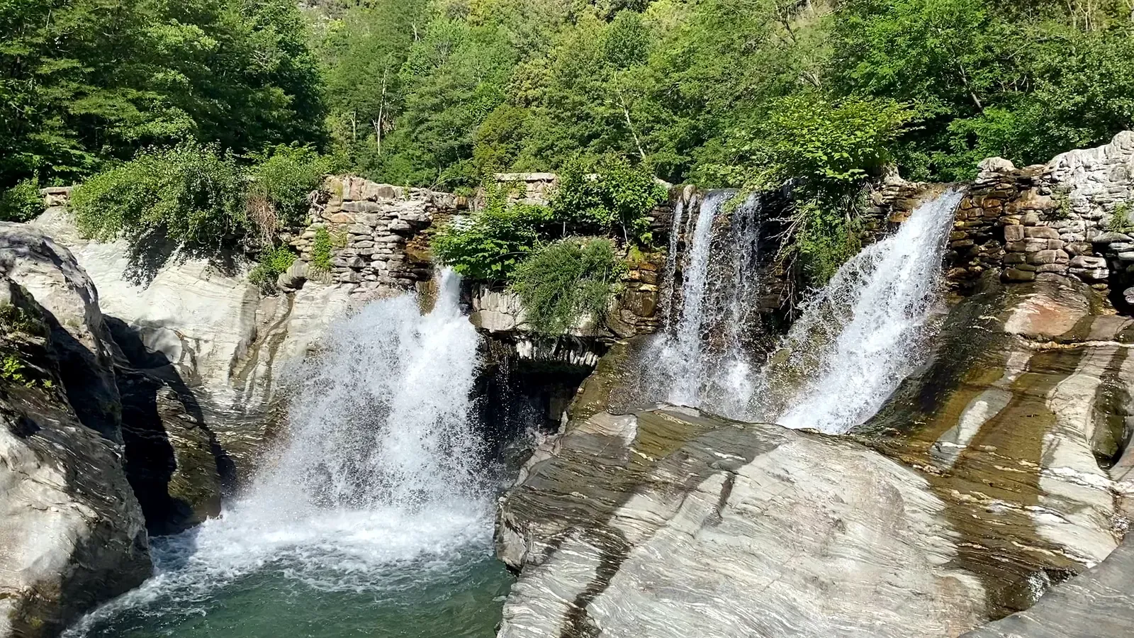Vue panoramique des vasques cristallines et de la cascade du Martinet, Cévennes
